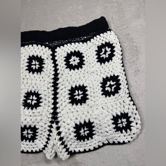Urban Outfitters Granny Square Crochet Black White Boho Shorts Size Large - Picture 12 of 16